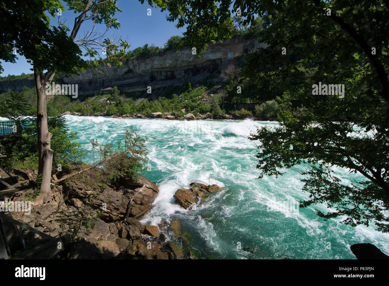 Il fiume Niagara della classe 6 bianco-water rapids come si vede dalla Camminata Bianca dell'acqua attrazione nella gola del Niagara in Niagara Falls, Ontario, Canada Foto Stock