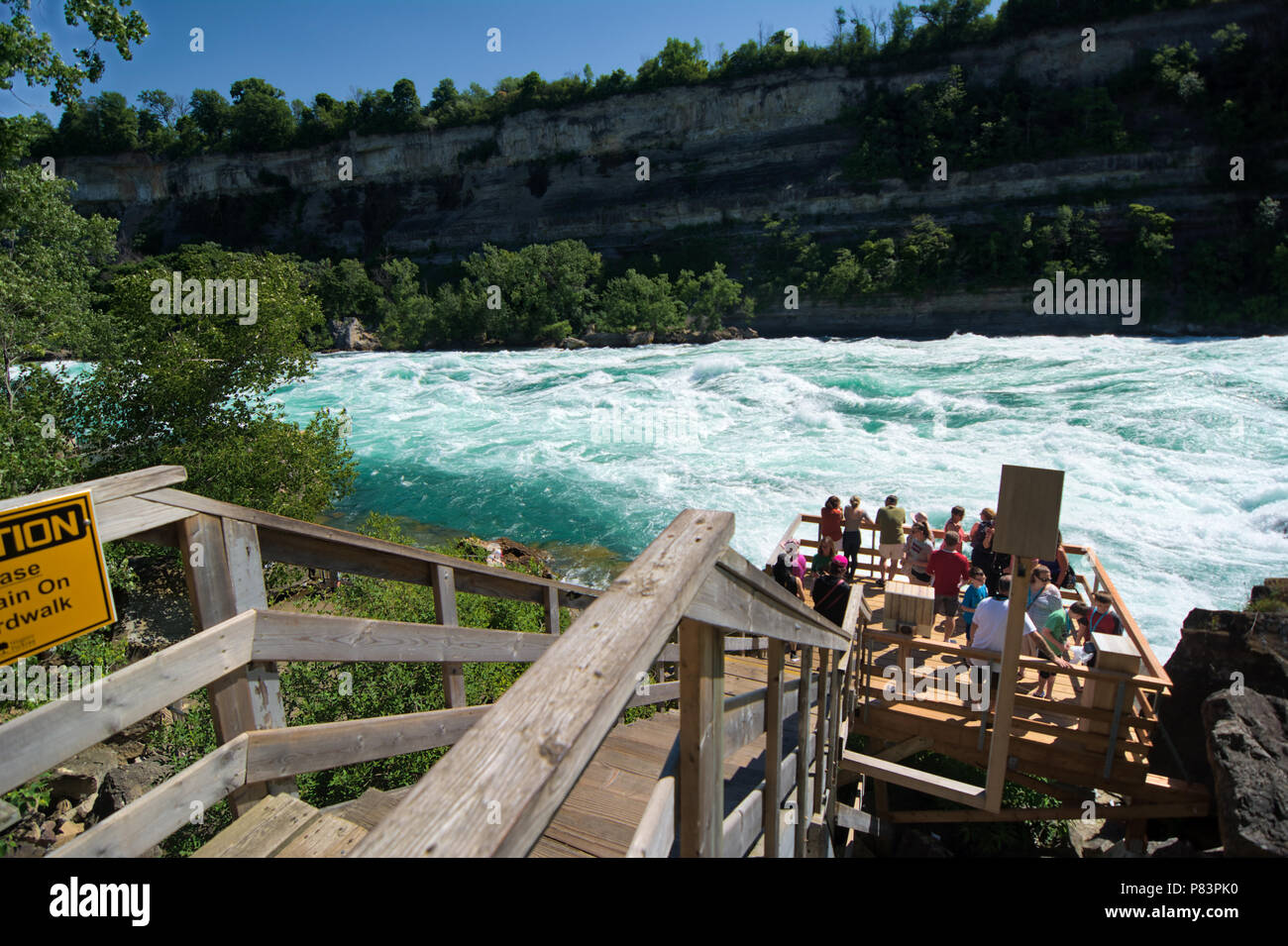 Il fiume Niagara della classe 6 bianco-water rapids come si vede dalla Camminata Bianca dell'acqua attrazione nella gola del Niagara in Niagara Falls, Ontario, Canada Foto Stock