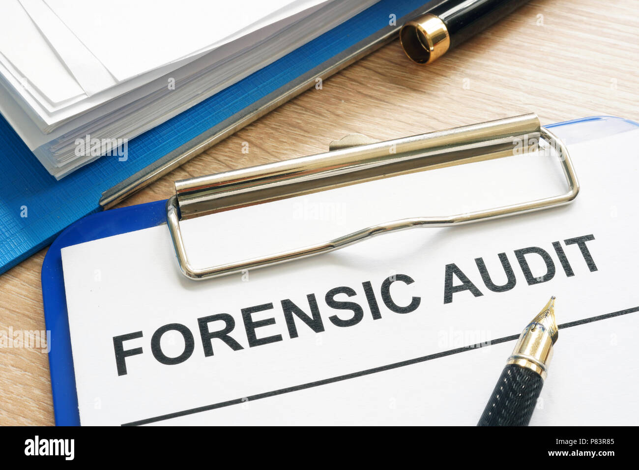 Forensic audit e documenti finanziari su una scrivania. Foto Stock