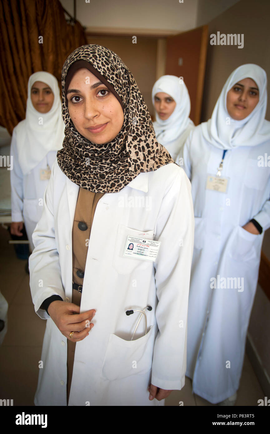 Le donne che lavorano in Islam Dr Yasmine Rabah Al Shorafa accompagnati da personale infermieristico proveniente dal I al Shifa Hospital di Gaza City. Foto Stock