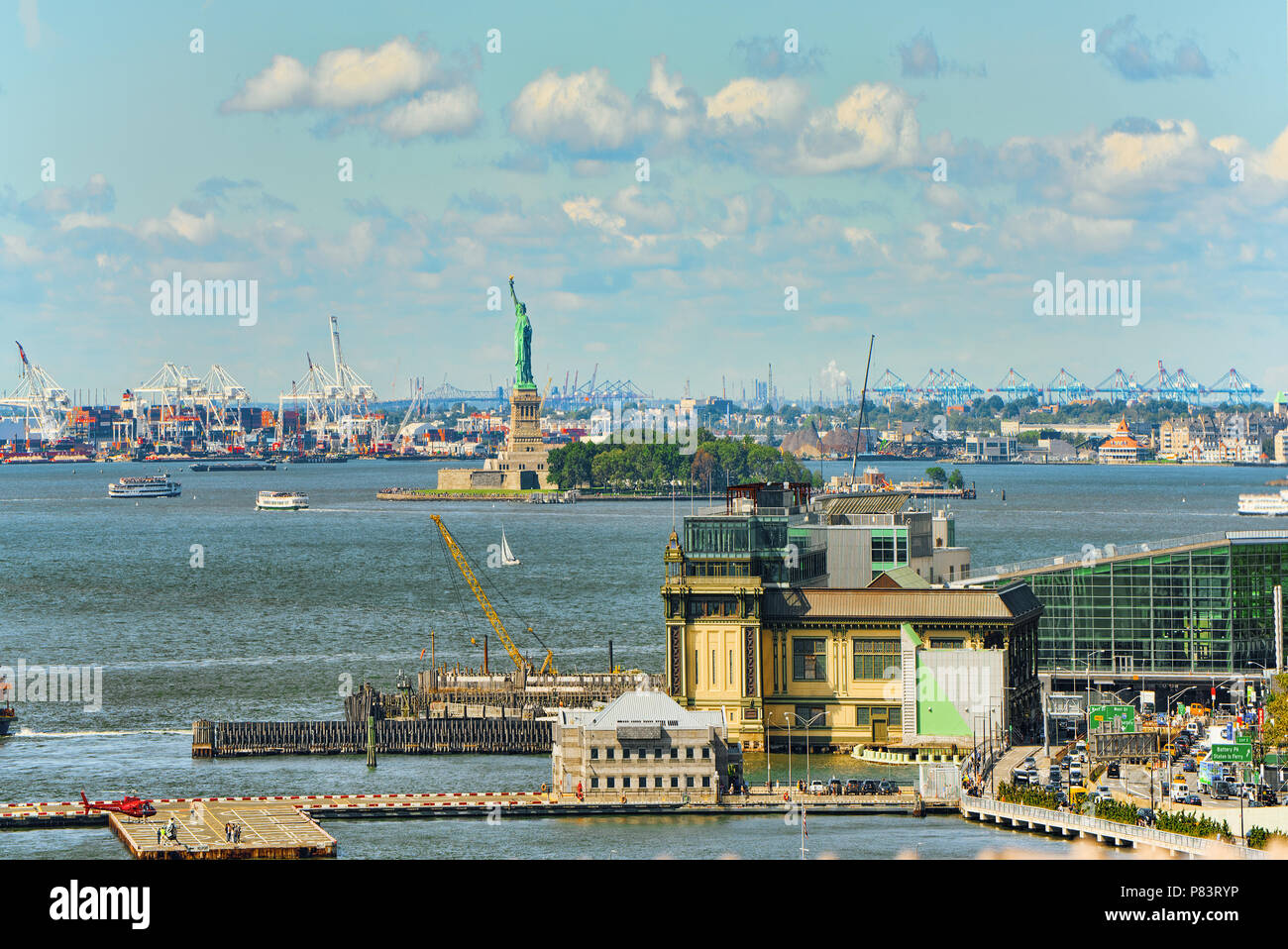 Vista di Manhattan e Brooklyn Bridge in tutta l'East River tra Manhattan e Brooklyn. New York, Stati Uniti d'America. Foto Stock