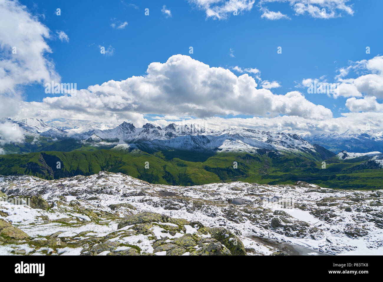 Confine di neve nelle Alpi in Francia in estate con le nuvole nel cielo Foto Stock