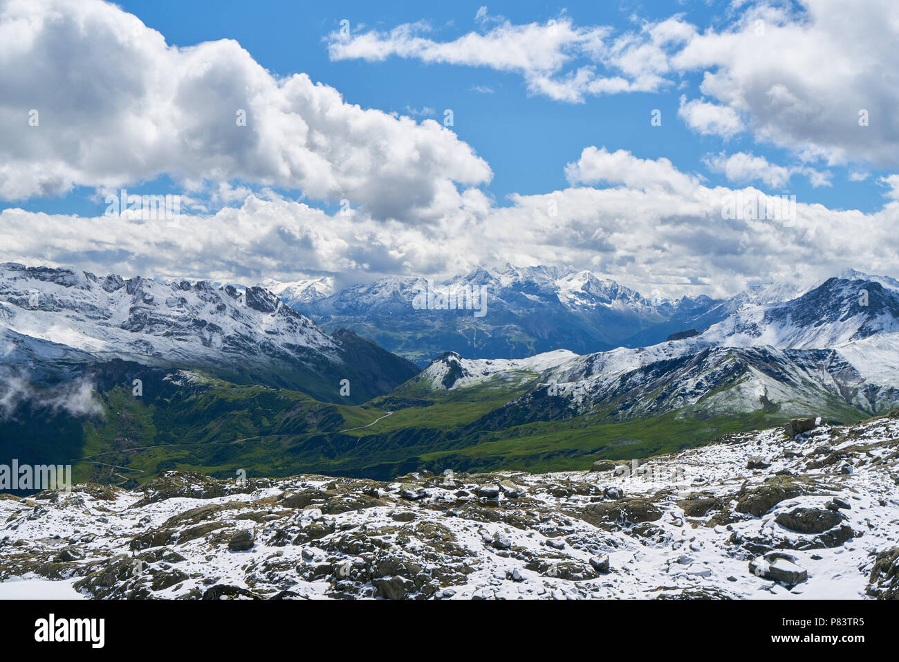 Le montagne con la neve nelle Alpi francesi nella parte anteriore delle nuvole nel cielo Foto Stock