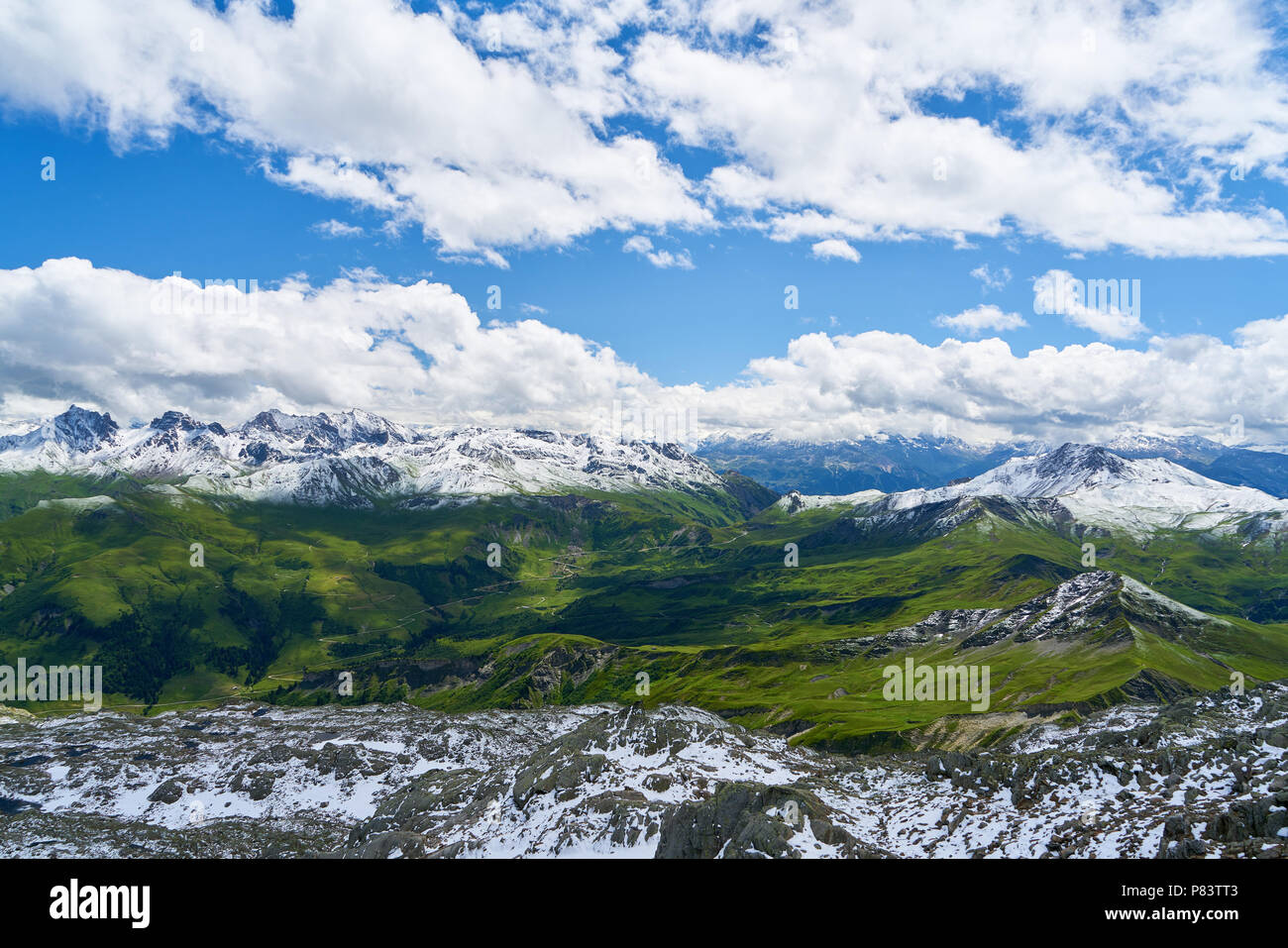 Neve in cima nelle Alpi francesi montagne contro un cielo blu con nuvole bianche Foto Stock