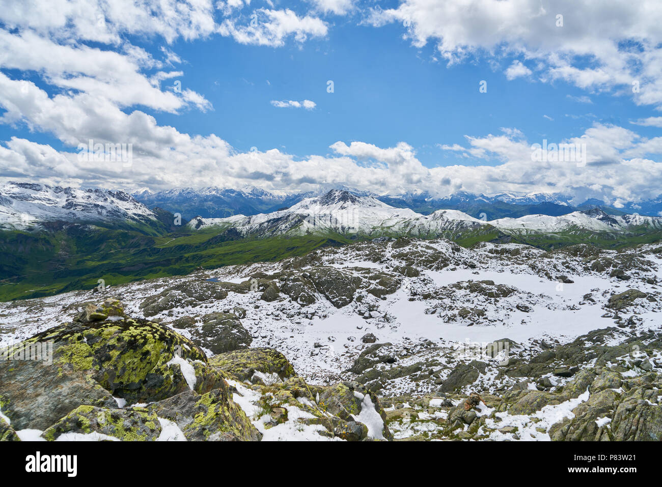 Le montagne con la neve nelle Alpi montagne nella parte anteriore del cielo con le nuvole Foto Stock