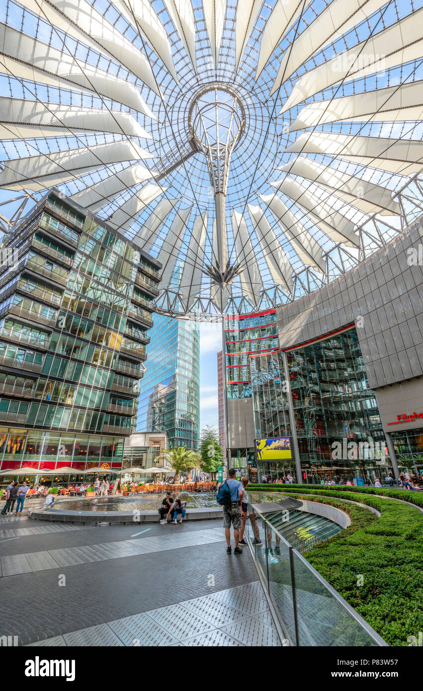 Architettura futuristica del Sony Centre a Potsdamer Platz, Berlino, Germania Foto Stock