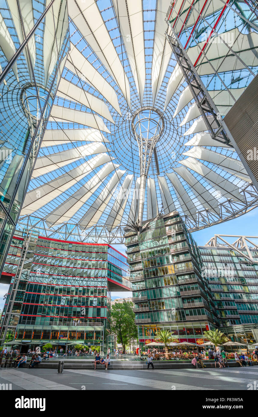 Architettura futuristica del Sony Centre a Potsdamer Platz, Berlino, Germania Foto Stock