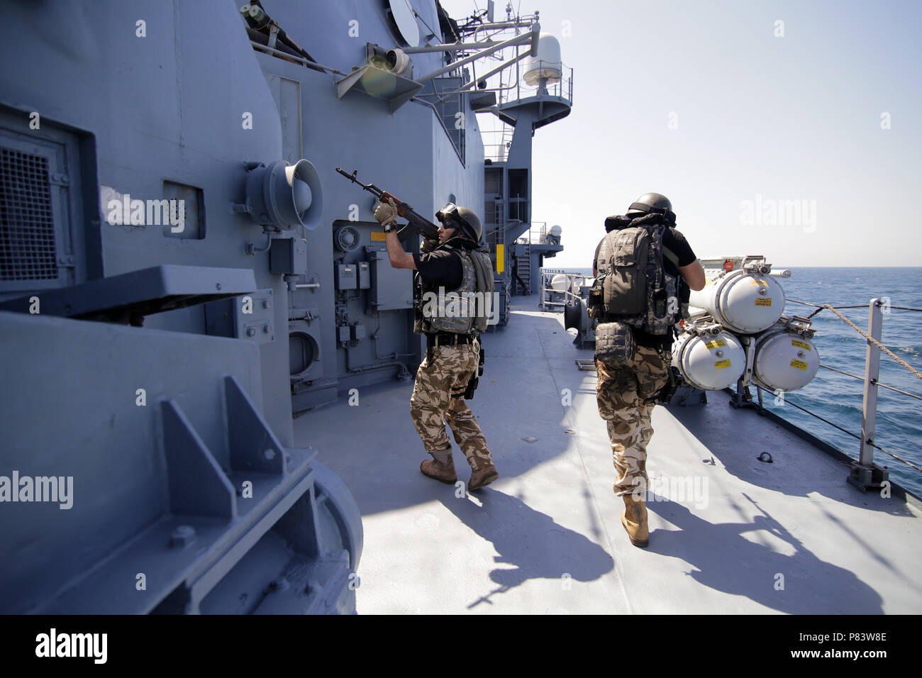 CONSTANTA, Romania - 20 giugno 2018: romeno delle forze speciali marines arrivare sul ponte di 'Regele Ferdinand' frigate durante un drill esercizio, il 20 giugno Foto Stock