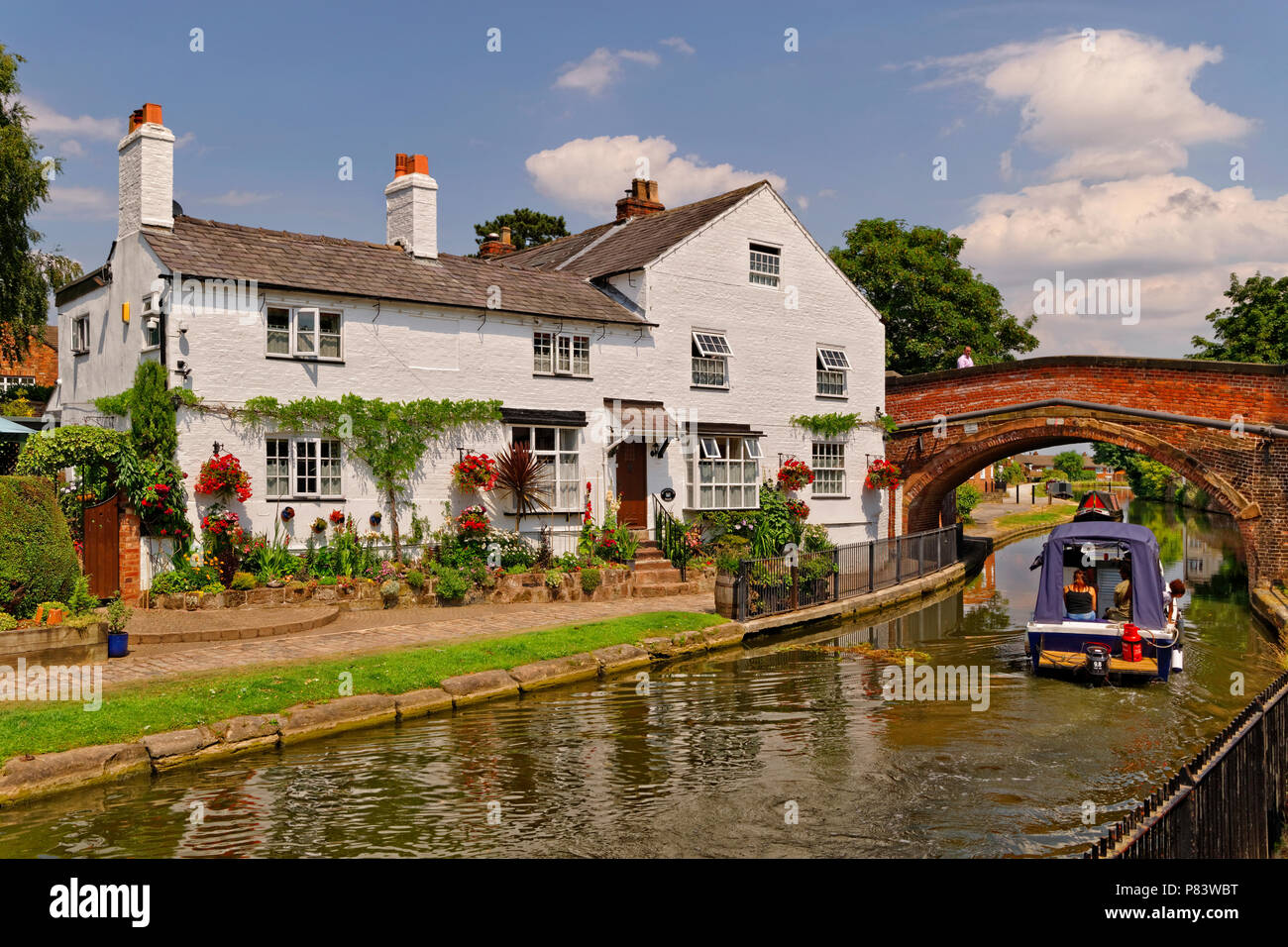 Bridgewater Canal nel villaggio di Lymm, Warrington, Cheshire, Inghilterra, Regno Unito. Foto Stock