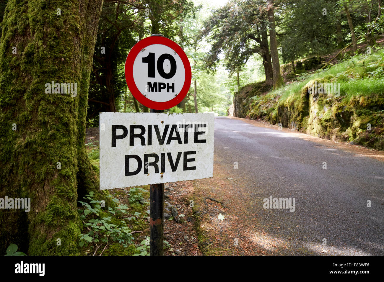 Privato segno di unità con lenti 10 mph segni in una fattoria privata nel Lake District Inghilterra Regno Unito Foto Stock