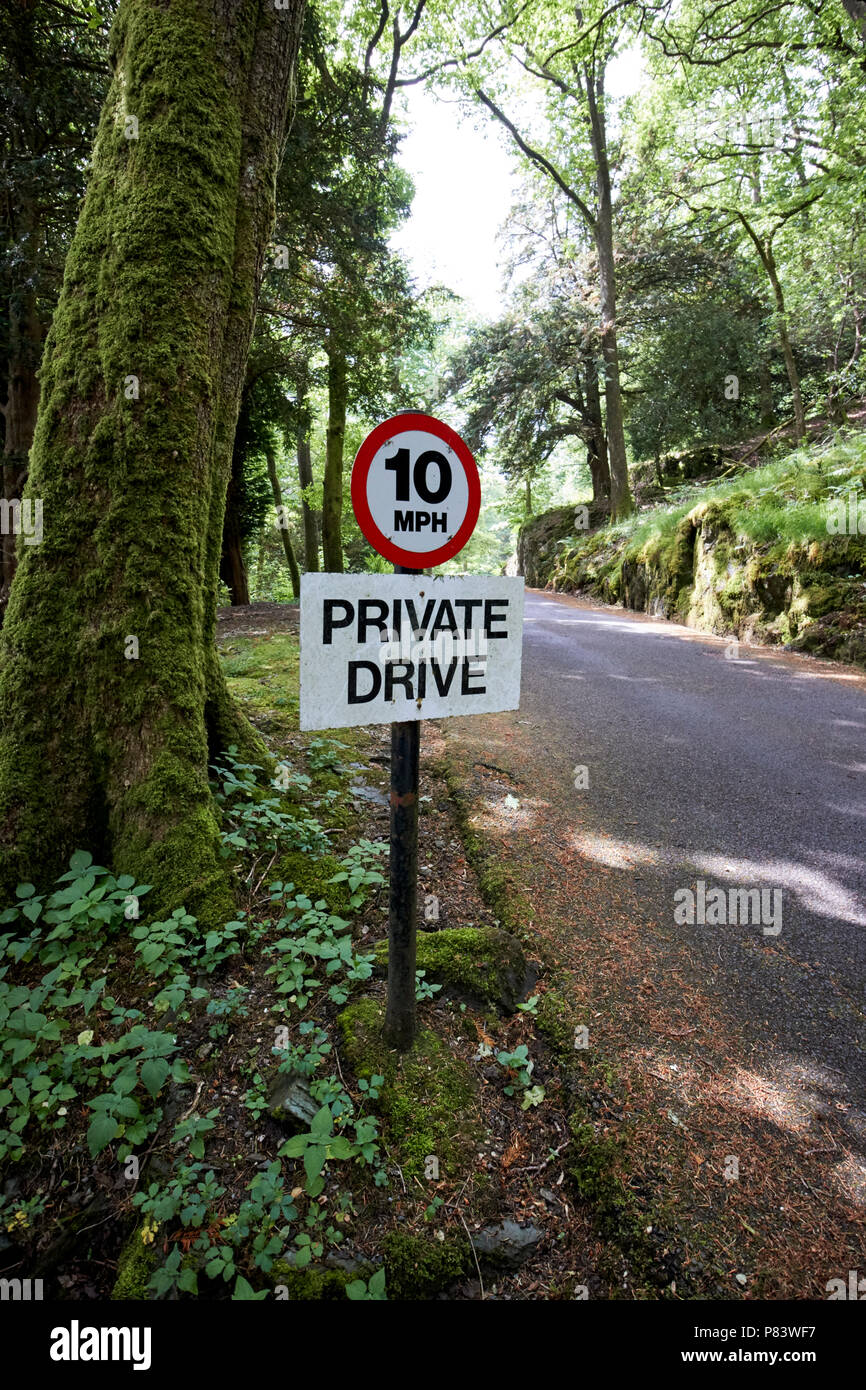 Privato segno di unità con lenti 10 mph segni in una fattoria privata nel Lake District Inghilterra Regno Unito Foto Stock