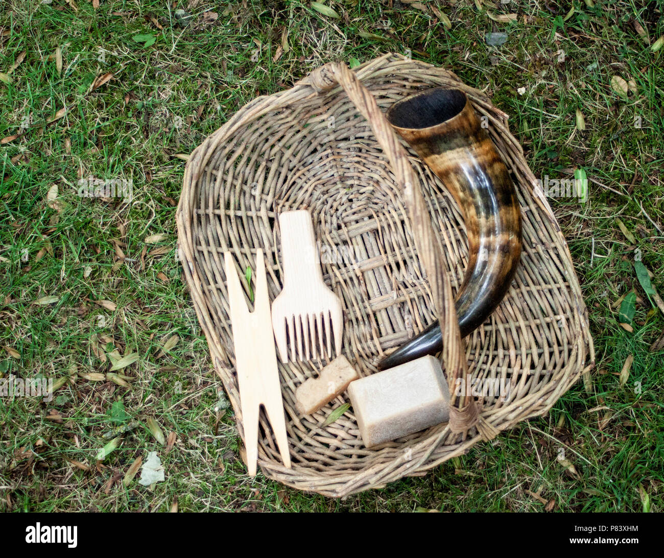 Tradizionale medievale o panno viking strumenti per la tessitura in un handmade willow cestello per l'utilizzo con un telaio di tessitura Foto Stock