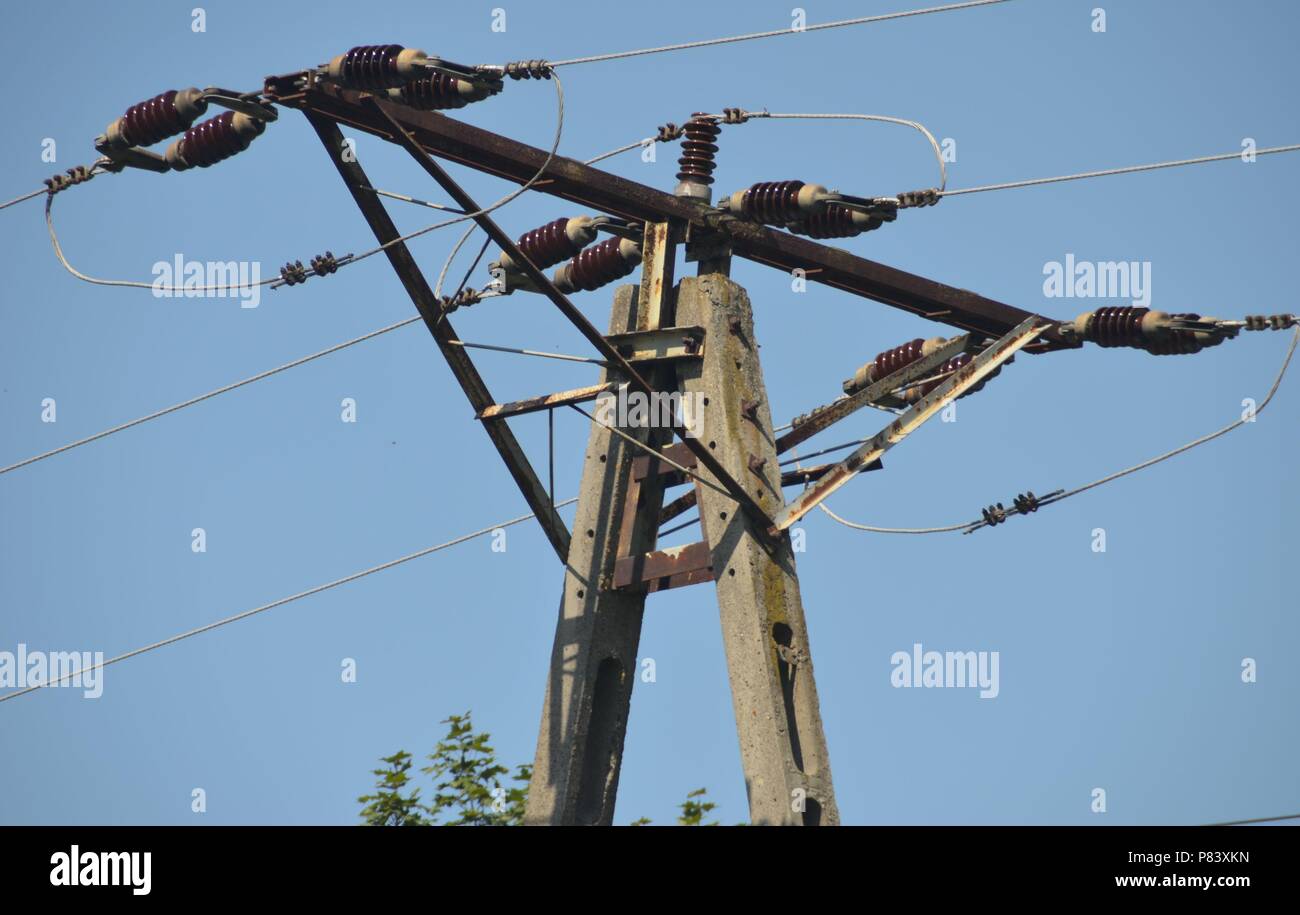 Palo elettrico con cavi energia Foto Stock