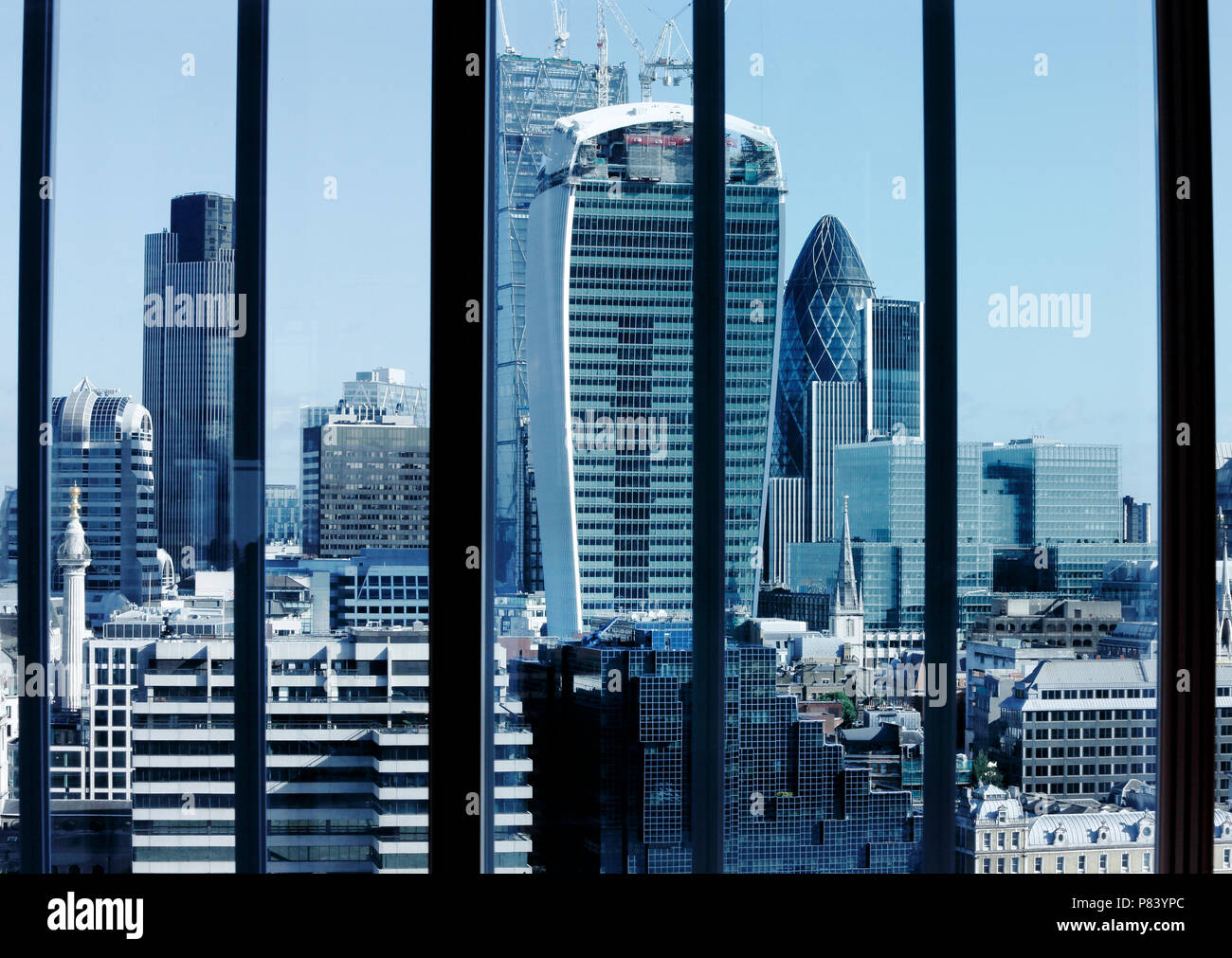 London skyline della città attraverso la costruzione delle città attraverso la finestra sul Tamigi, (L a R) Lloyds building, Nat West Tower, walkie talkie edificio (20 Fenchurch Street) e la Suisse Re building (Gherkin) --- Image by © Paolo Cunningham Foto Stock