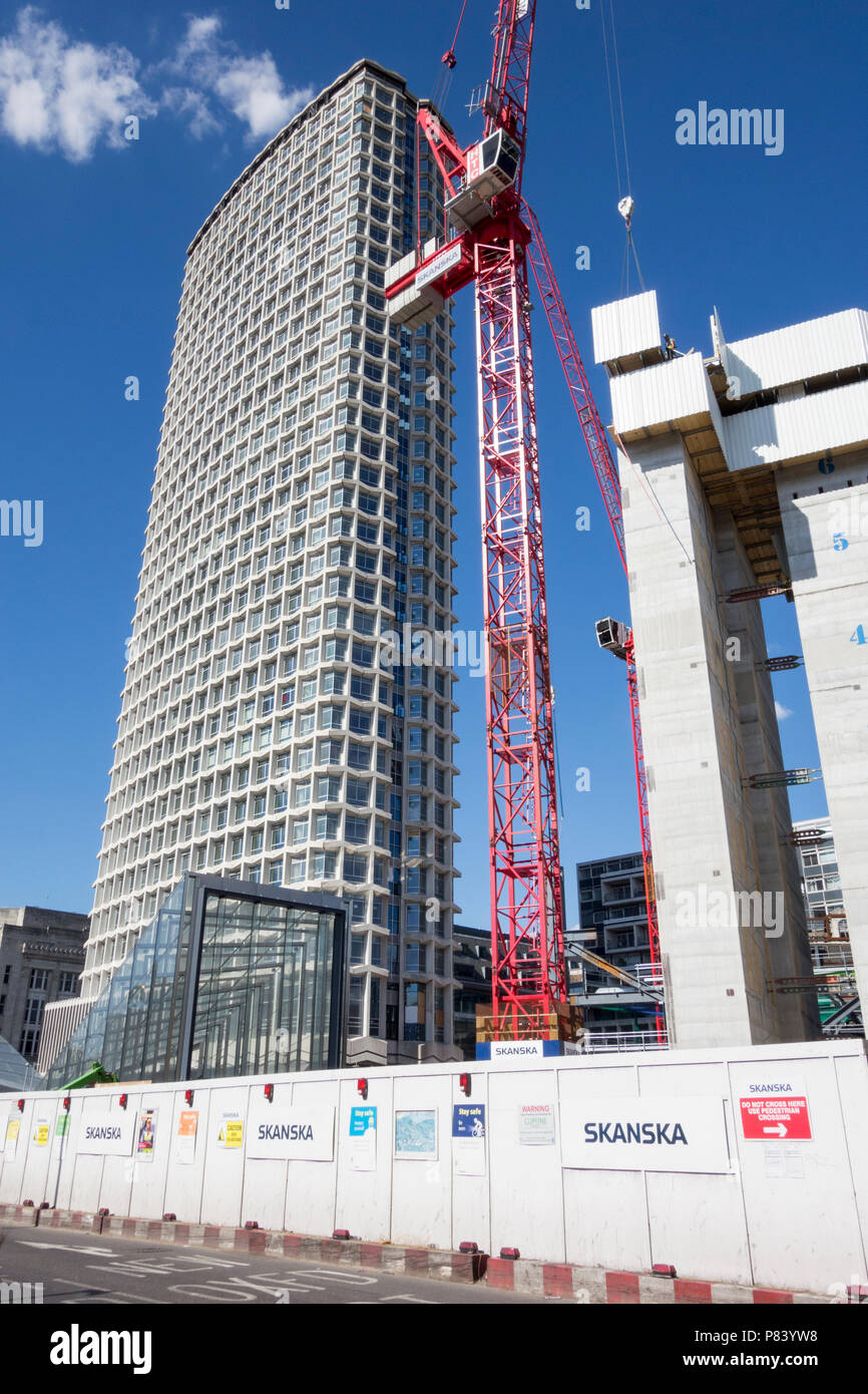 Punto centrale alto edificio su Tottenham Court Road, Londra, Inghilterra, Regno Unito, Foto Stock