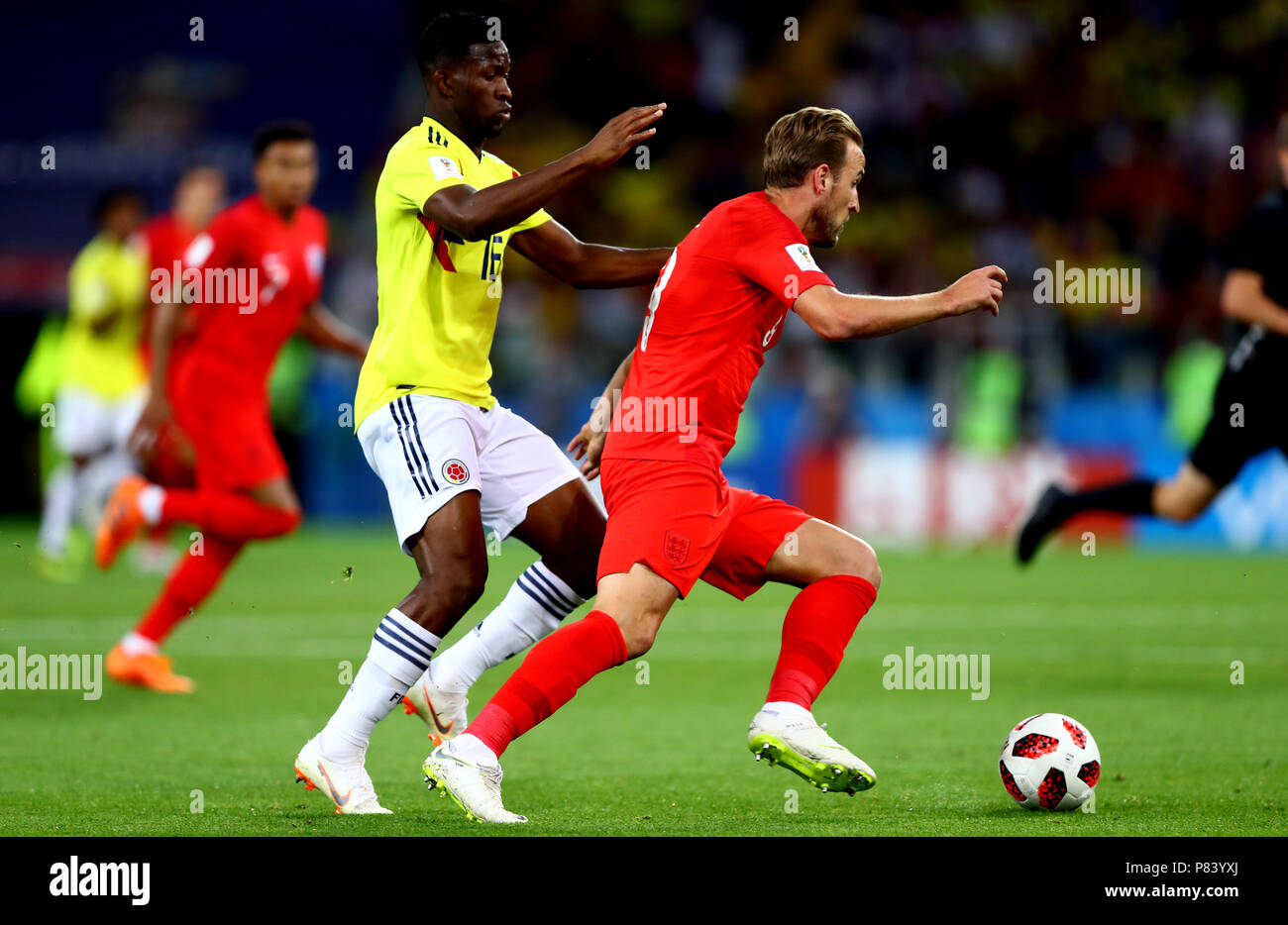 Mosca, Russia - 03 Luglio: Harry Kane dell' Inghilterra , la sfida con Jefferson Lerma della Colombia , durante il 2018 FIFA World Cup Russia Round di 16 match tra la Colombia e l'Inghilterra a Spartak Stadium il 3 luglio 2018 a Mosca, in Russia. (MB Media) Foto Stock