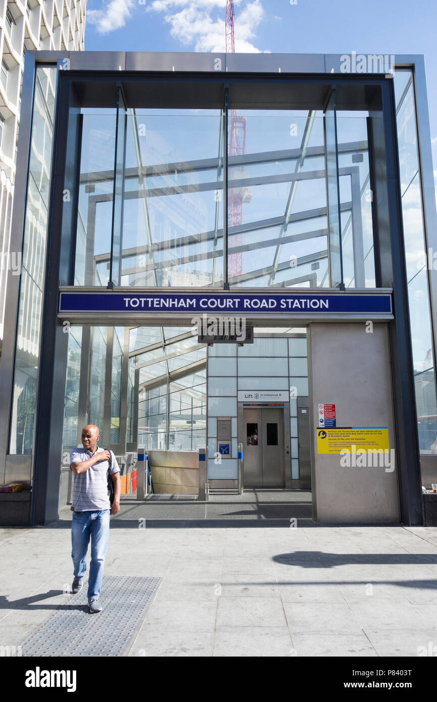 Ingresso alla nuova stazione di Tottenham Court Road, Londra, Regno Unito Foto Stock