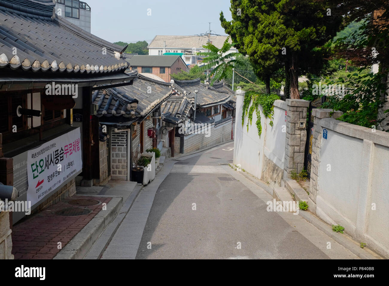 Tradizionale stile Coreano case e architettura presso il villaggio di Bukchon Hanok a Seul, in Corea del Sud. Foto Stock