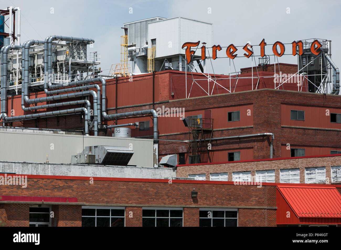 Un logo segno esterno della Bridgestone Firestone agricolo impianto pneumatico di Des Moines, Iowa, il 30 giugno 2018. Foto Stock