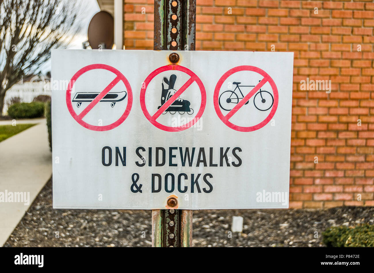 Non portare il tuo skateboard, lame a rullo, o biciclette per i marciapiedi e dock Foto Stock