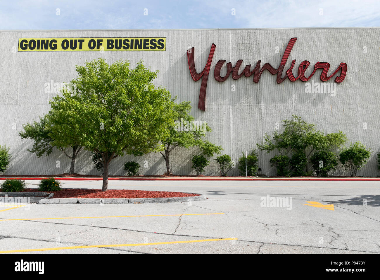 Un segno di logo e 'andando fuori di affari" banner al di fuori di Younkers retail department store in West Des Moines, Iowa, il 30 giugno 2018. Foto Stock