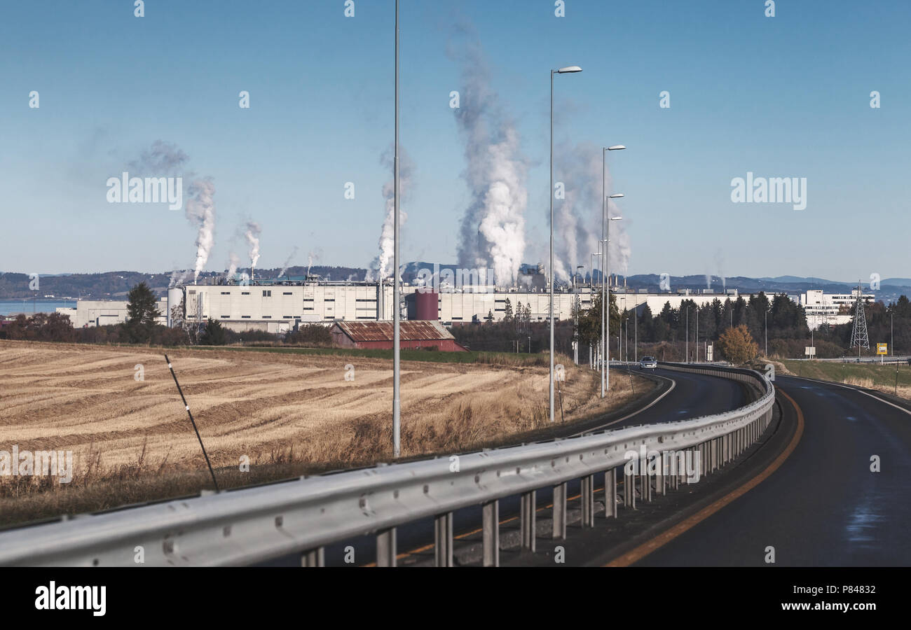 Paesaggio con fumo di mulino fabbrica in Skogn, Norvegia. La correzione delle tonalità effetto di filtro Foto Stock