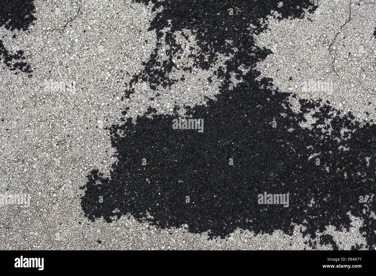 Vista ingrandita del vecchio asfalto obsoleti, nero e grigio ghiaia dettagli. Foto Stock