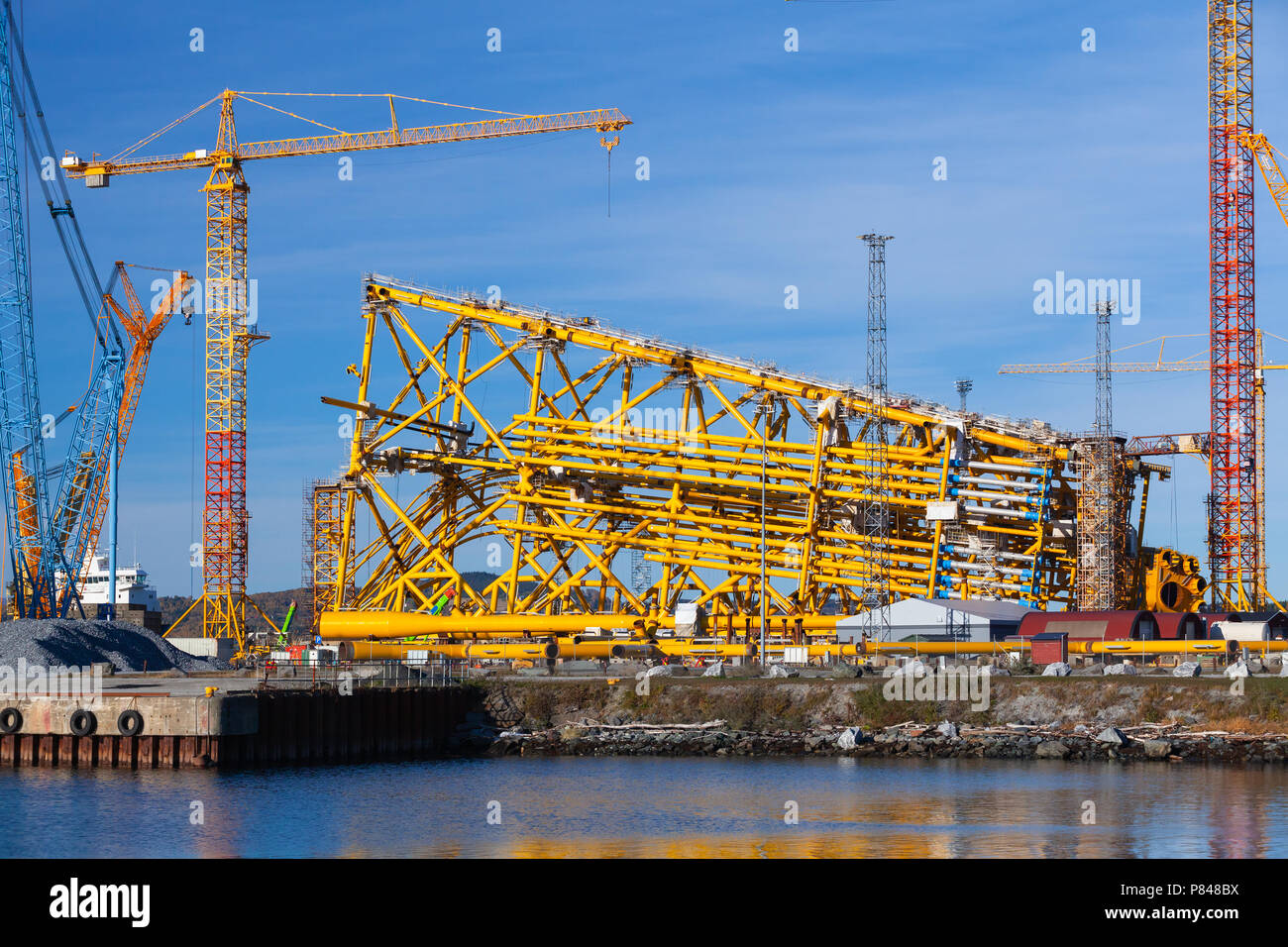 Olio enorme piattaforma di produzione è in fase di costruzione. Verdal, Norvegia Foto Stock