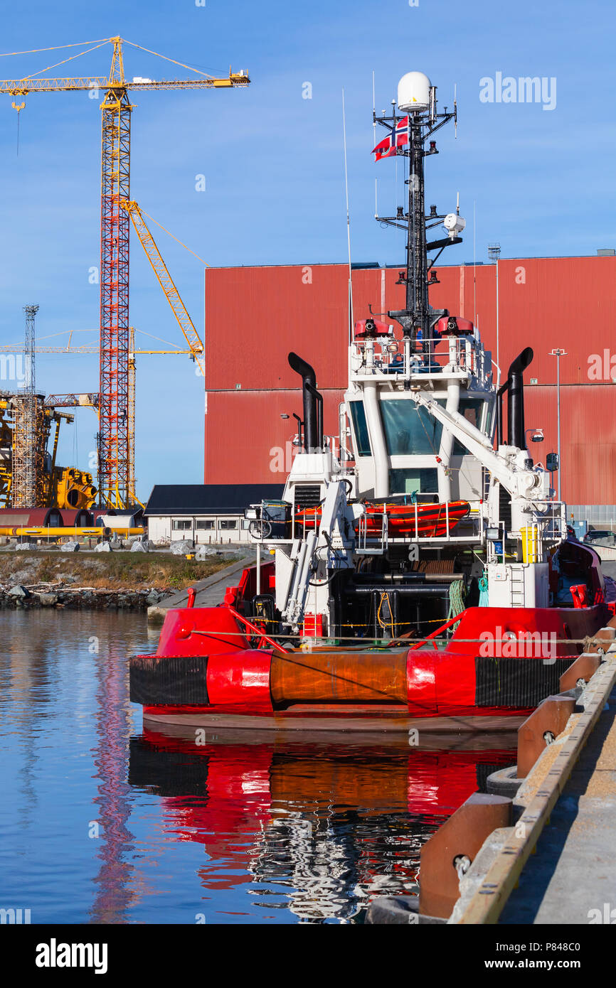 Barca OSV, offshore recipiente di alimentazione sta ormeggiata nel porto di Verdal, Norvegia Foto Stock