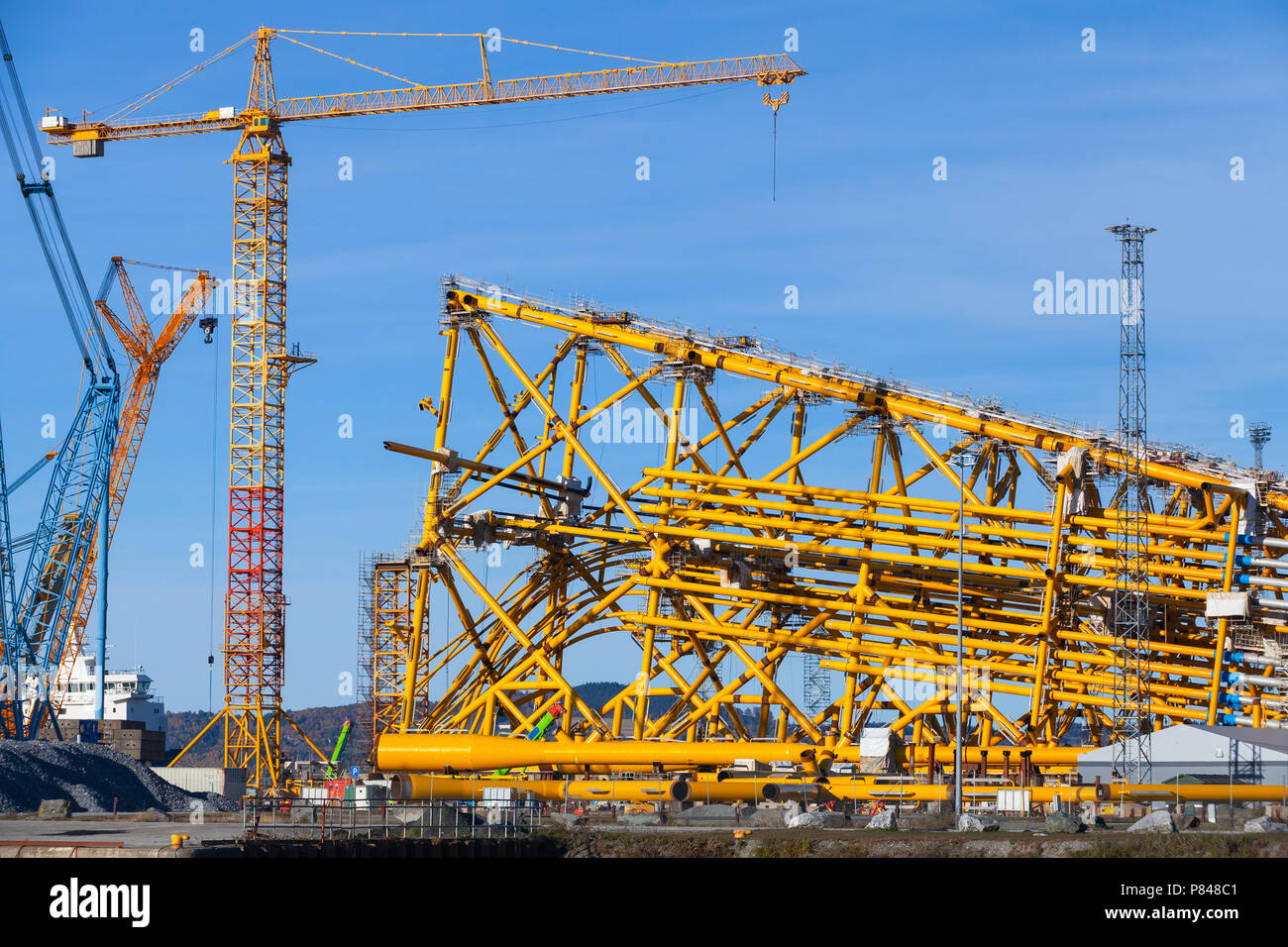 La produzione di olio di piattaforma è in costruzione. Paesaggio industriale di Verdal, Norvegia Foto Stock