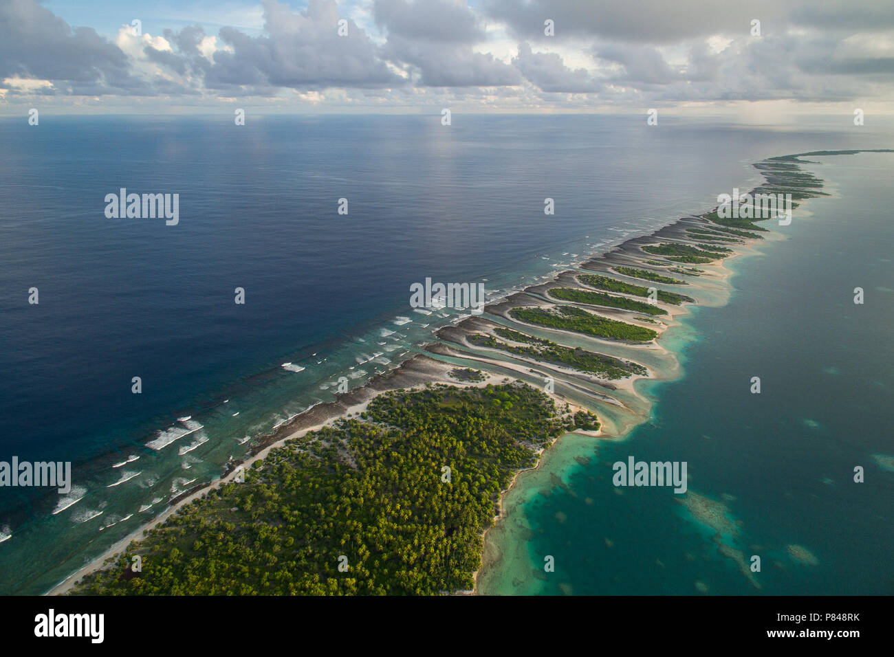 Vista aerea di Orona Island, un'isola disabitata in Phoenix, Isole Kiribati. Foto Stock