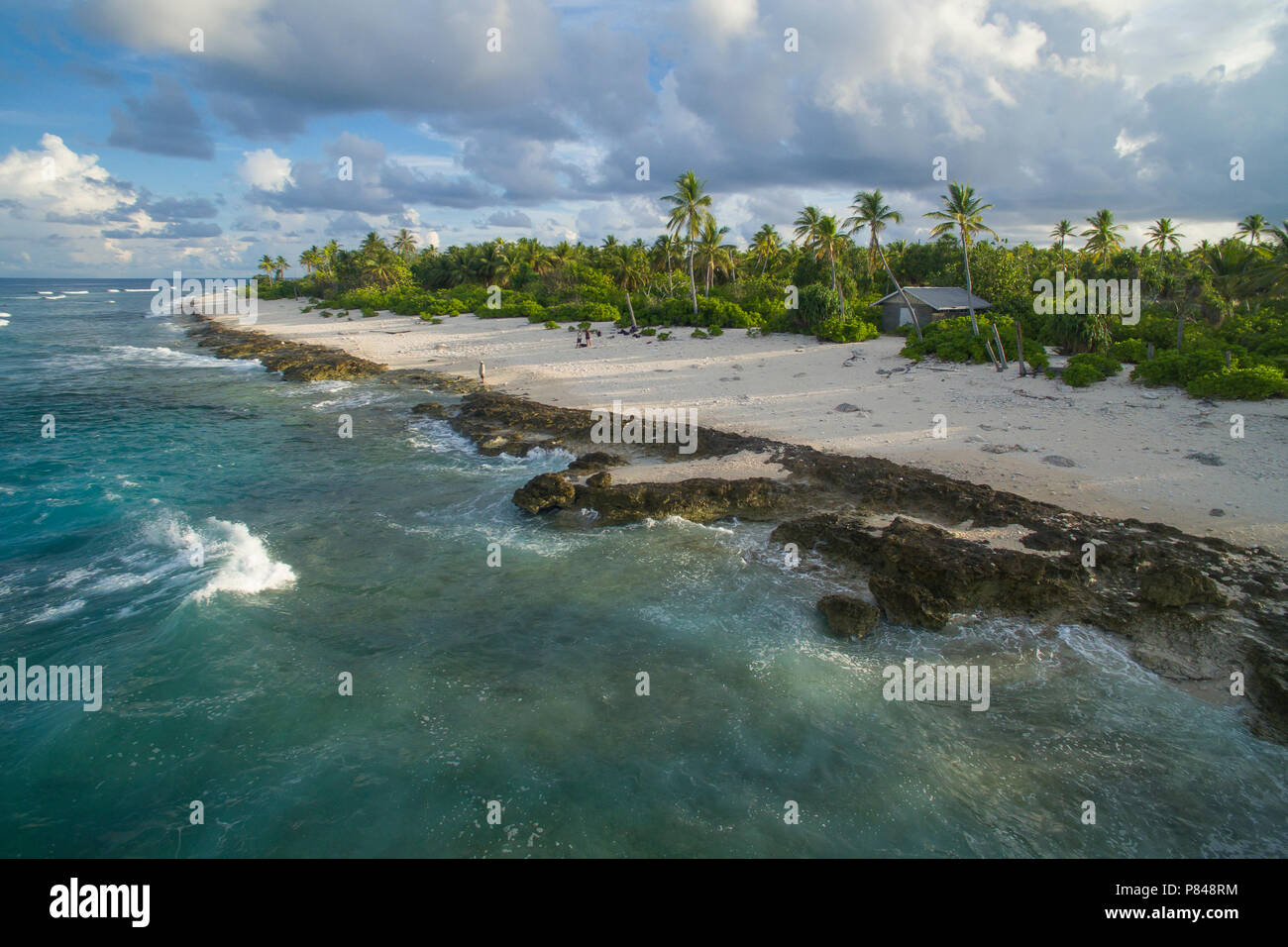 Vista aerea di Orona Island, un'isola disabitata in Phoenix, Isole Kiribati. I visitatori sono in piedi sulla spiaggia. Foto Stock