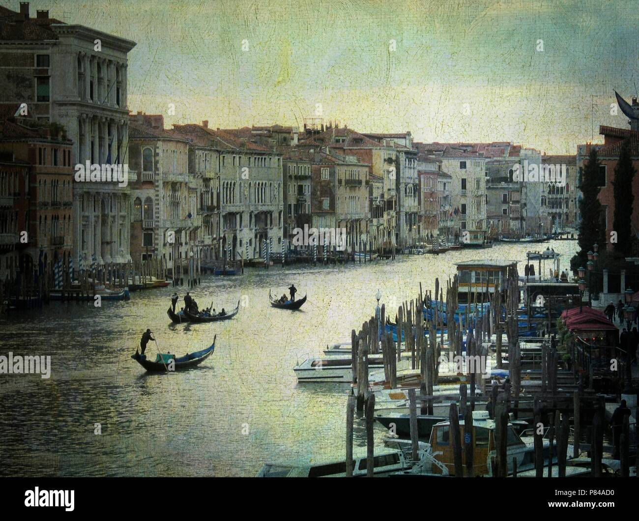 Le gondole scivolano attraverso le tranquille acque del Canal grande al crepuscolo di Venezia, mostrando l'incantevole bellezza della città, l'Italia Foto Stock