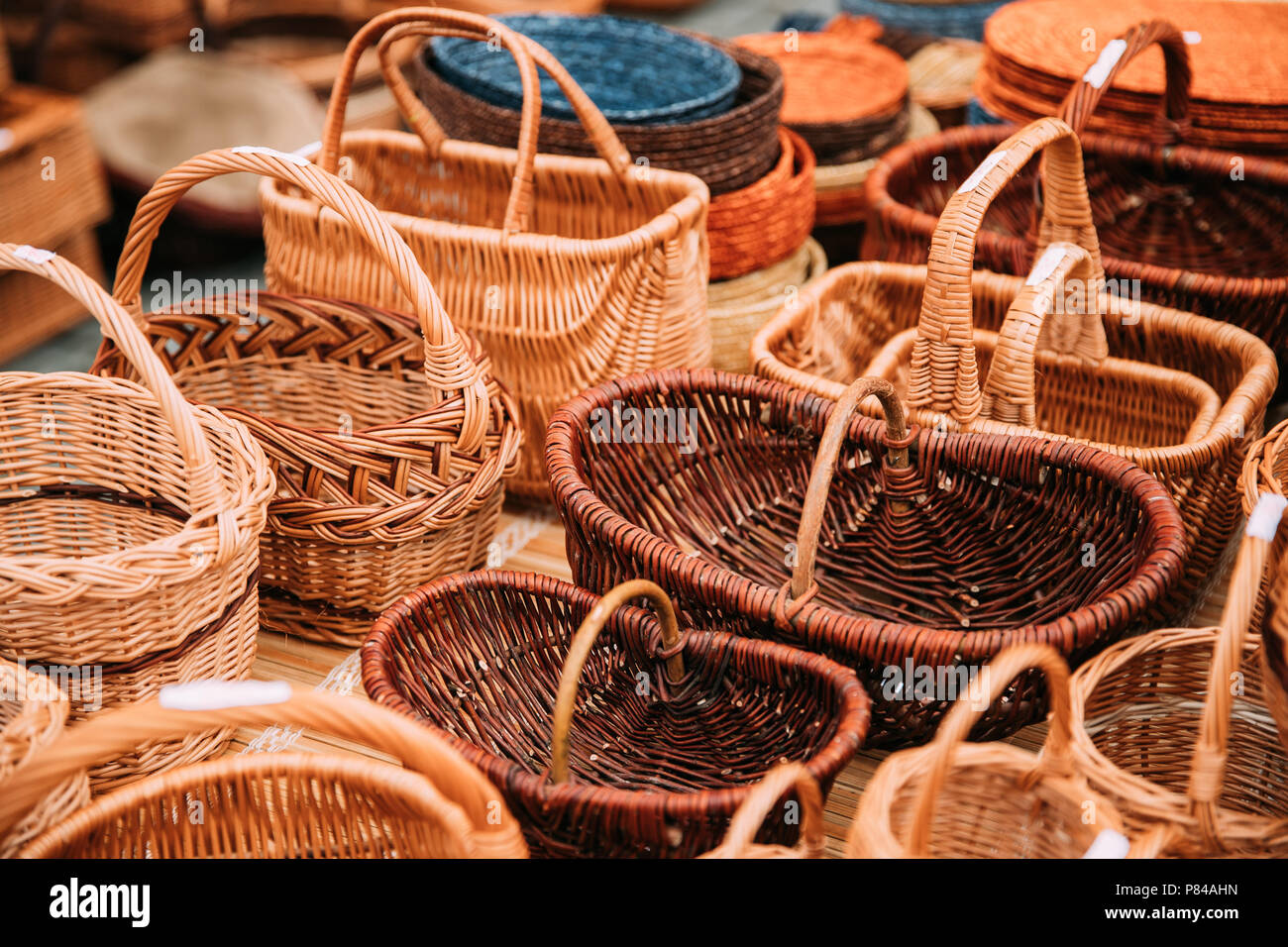 Prodotti artigianali fatti a mano, cesti di vimini nel mercato locale Foto  stock - Alamy