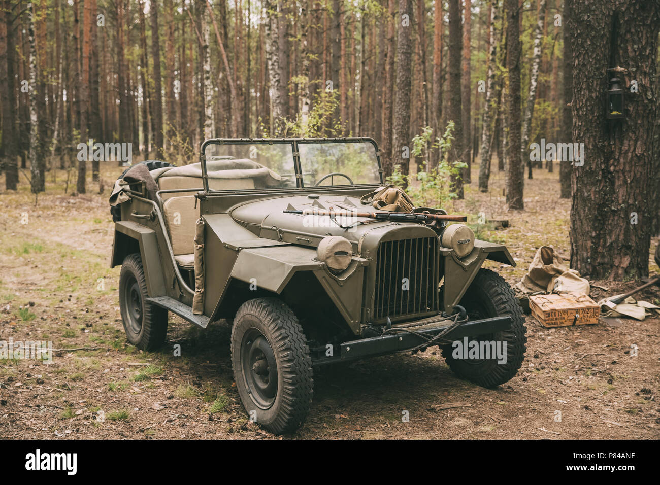 Soviet russo la II Guerra Mondiale a quattro ruote motrici army truck Gaz-67 auto nella foresta. Durante la Seconda guerra mondiale le attrezzature dell'Armata Rossa. Foto Stock