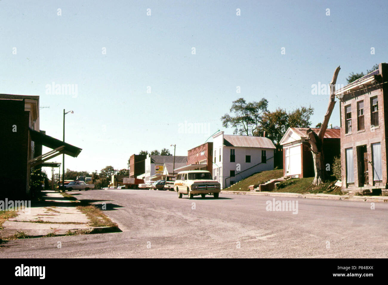 Vista di Main St nuvola bianca, Kansas. All'estrema destra è la Farmacia Shreve, che è stato strappato giù.It era in procinto di essere collocati sul Registro Nazionale dei Luoghi Storici. 1974 Foto Stock