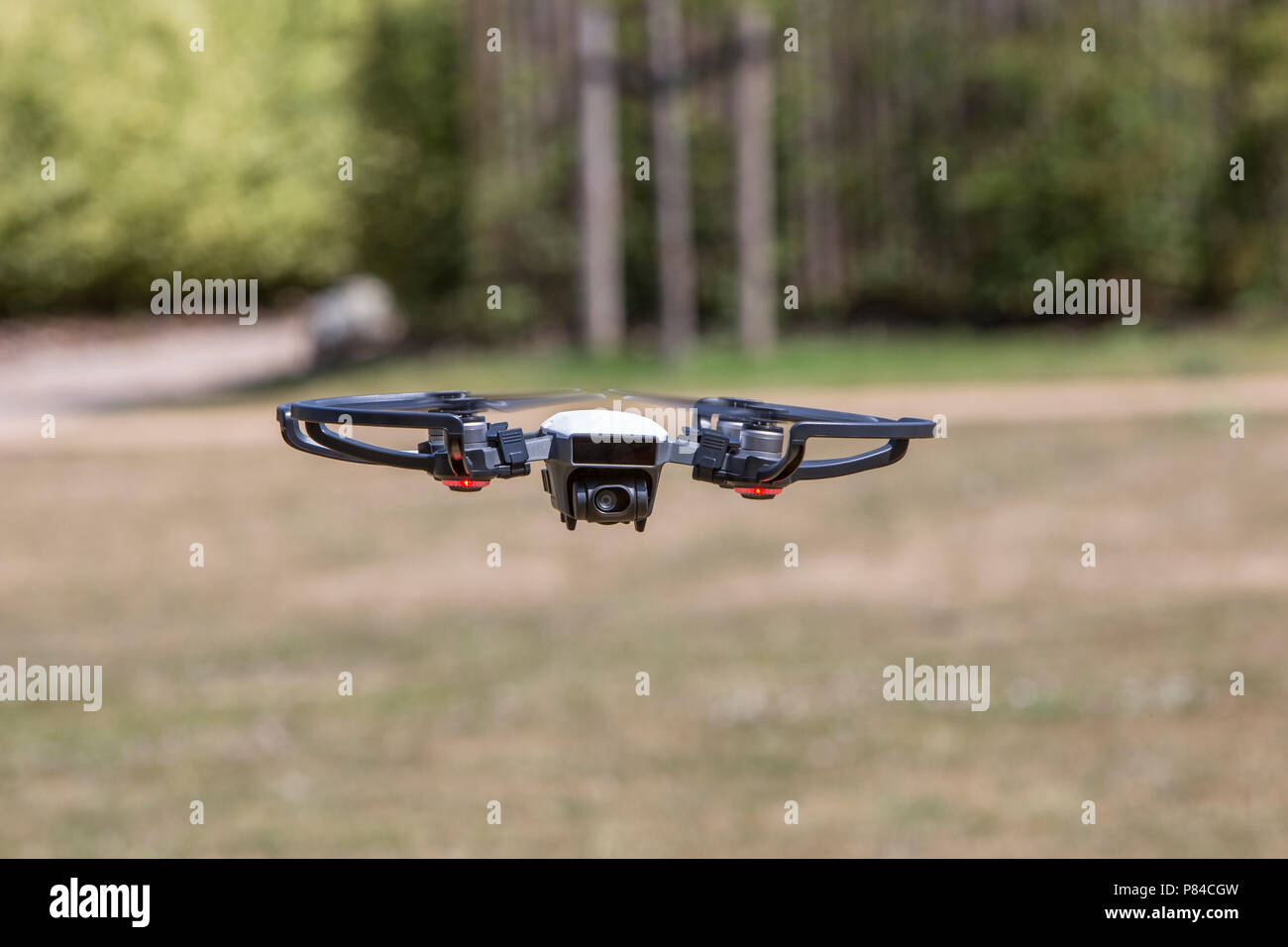 Una fotocamera che trasportano drone battenti a basso livello Foto Stock