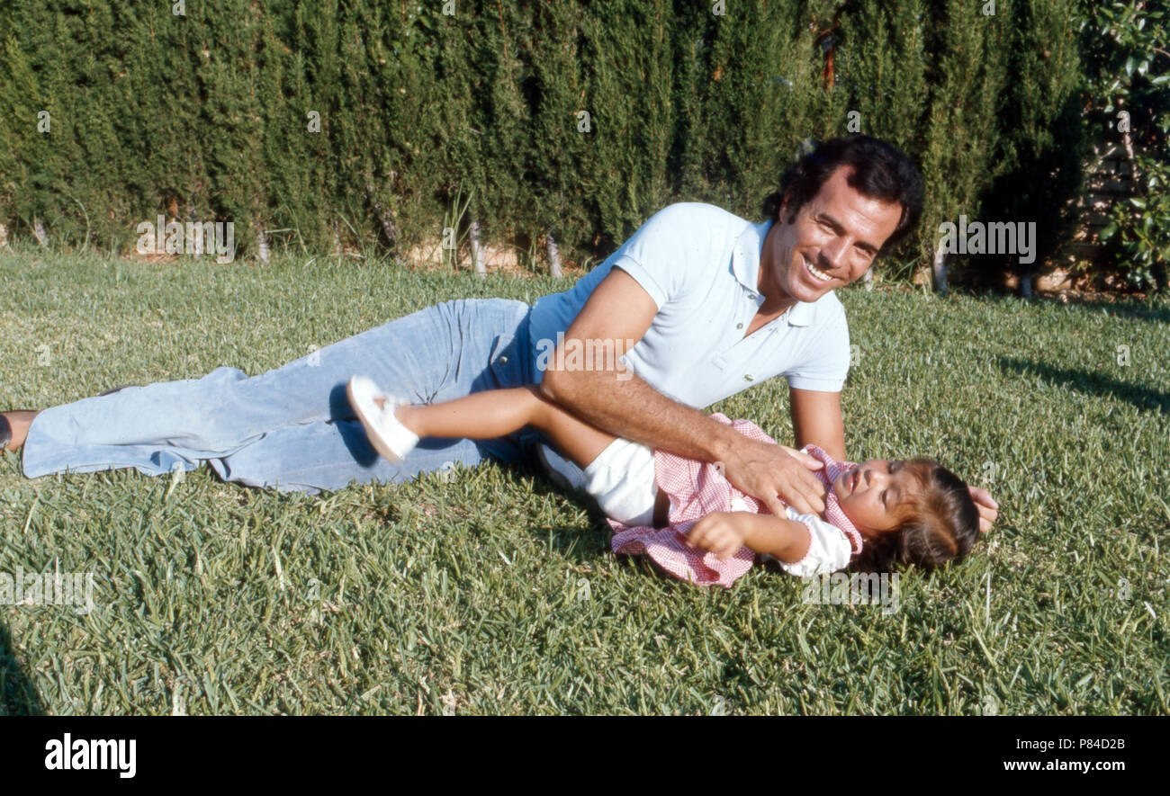 Julio Iglesias, spanischer Sänger, mit Tochter Chabeli in seinem Haus a Cadice, Spanien 1974. Il cantante spagnolo Julio Iglesias con sua figlia Chabeli nella sua casa a Cadice, Spagna 1974. Foto Stock