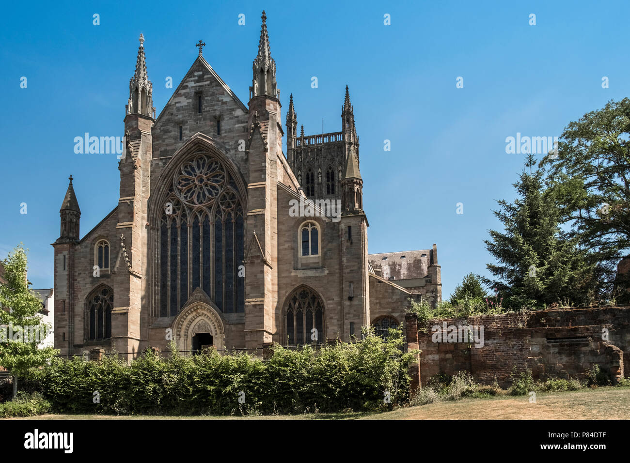 Ad ovest la facciata gotica della cattedrale di Worcester, Worcestershire, West Midlands, Regno Unito Foto Stock