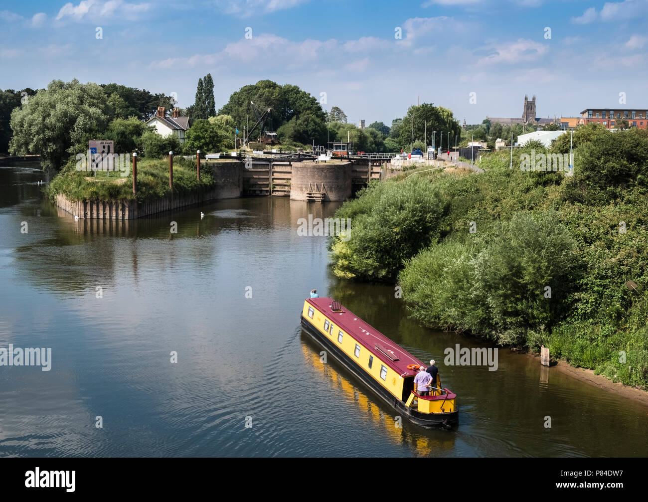 Un fiume chiatta Diglis serratura sul fiume, parte del fiume Severn Worcester - Birmingham Canal, Worcester, Worcestershire, Regno Unito Foto Stock