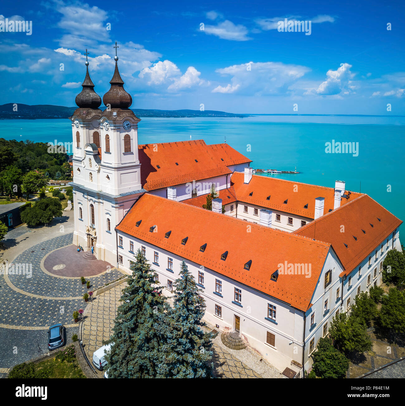Tihany, Ungheria - vista aerea del famoso monastero benedettino di Tihany (Abbazia di Tihany, Tihanyi Apatsag) con belle coloruful Lago Balaton e Foto Stock
