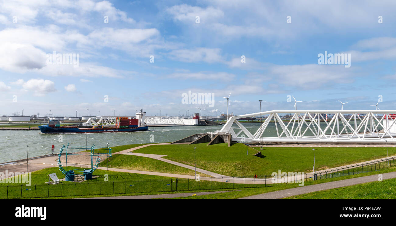 Hoek van Holland, Paesi Bassi - 5 Aprile 2018: contenitore blu nave al Maeslantkering sul Nieuwe Waterweg vicino Hoek van Holland. Foto Stock