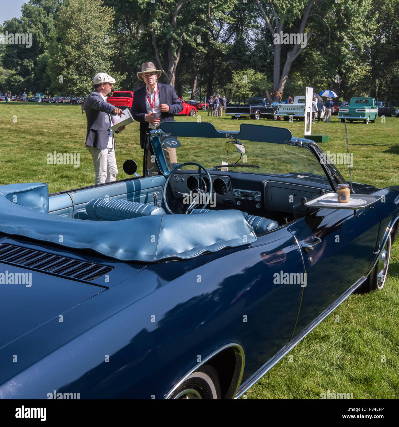 GROSSE POINTE SHORES, MI/STATI UNITI D'America - 17 giugno 2018: i giudici rivedere una Chevrolet Corvair auto all'EyesOn Design show a Edsel ed Eleonora di casa Ford. Foto Stock