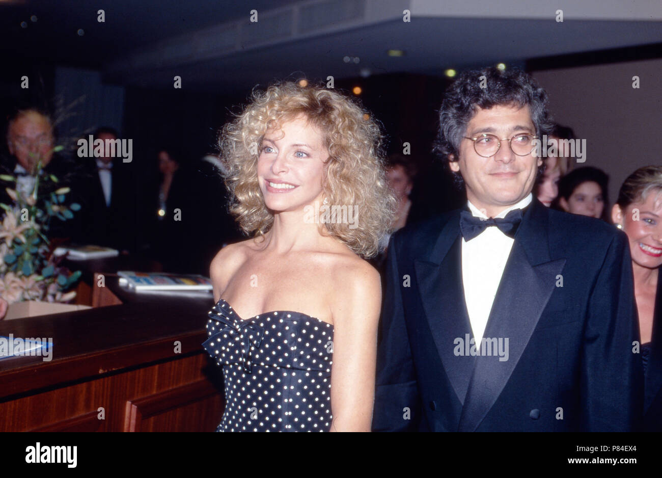 Schauspielerin Sydne Roma mit Ehemann Roberto Bernabei beim UFA Filmball in Neuss, Deutschland 1992. L'attrice Sydne Roma con mio marito Roberto Bernabei a UFA Filmball in Neuss, Germania 1992. Foto Stock