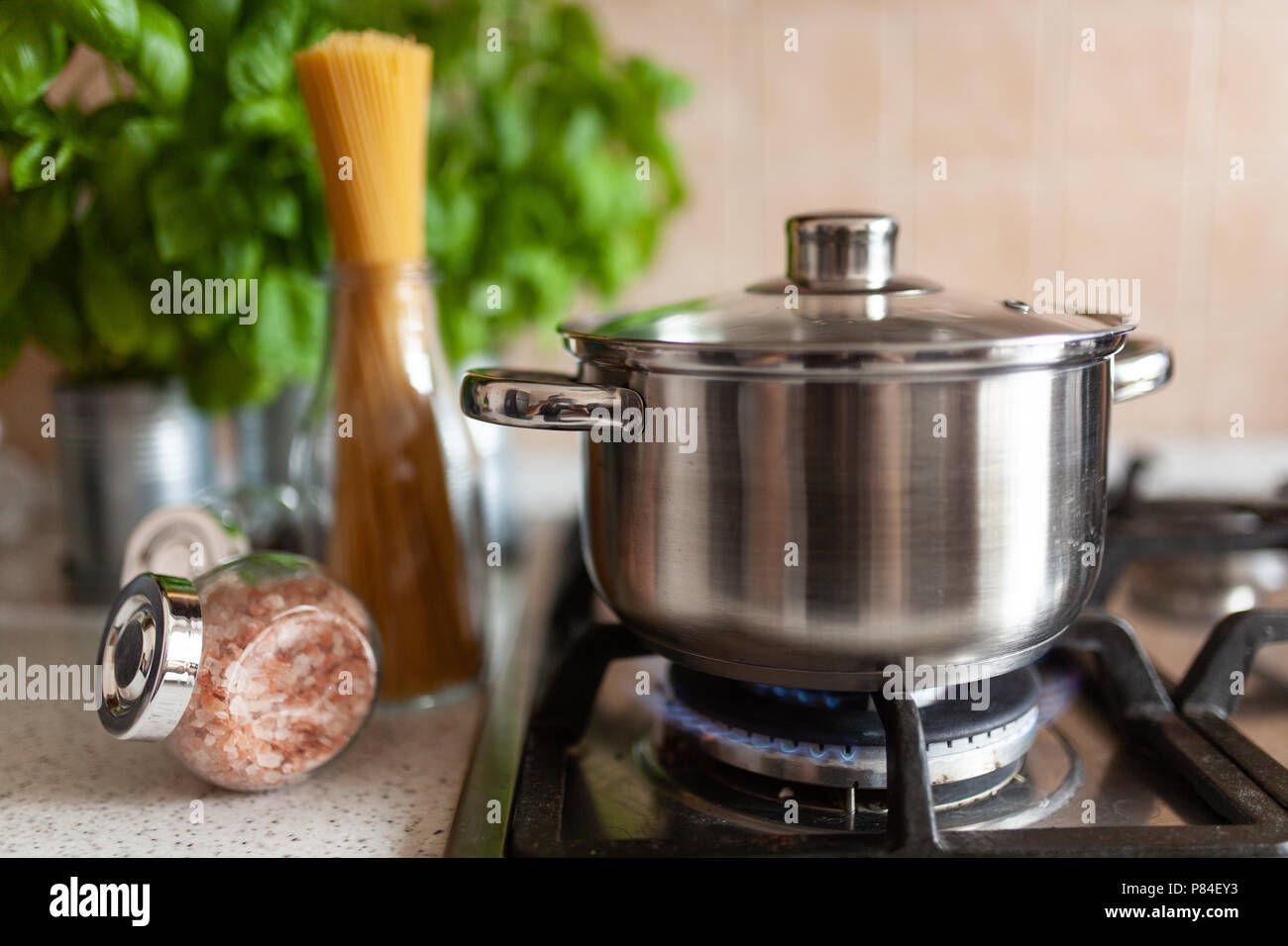 Cucinare gli spaghetti in una pentola Foto Stock