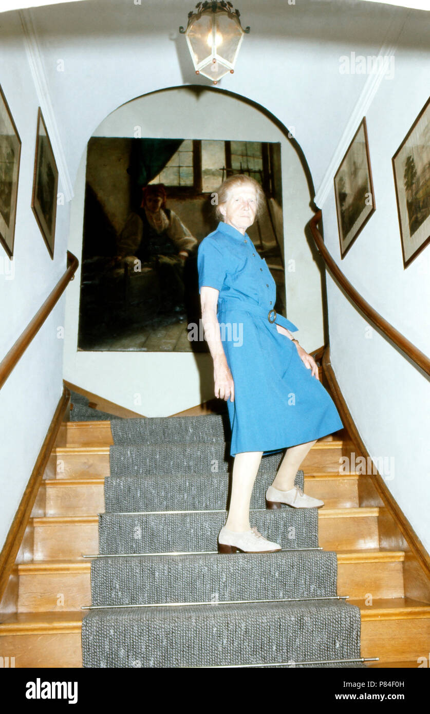 Prinzessin Maria del Pilar von Bayern, deutsche Malerin, in ihrem Haus bei Schloss Nymphenburg in München, Deutschland 1976. Maria del Pilar Principessa di Baviera nella sua casa vicino al castello di Nymphenburg a Monaco di Baviera, Germania 1976. Foto Stock