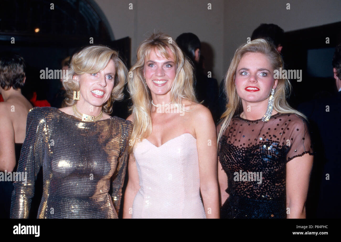 Michaela Rosemeyer Gräfin zu Castell-Rüdenhausen (Mitte) bei der Hochzeit von Anton Wolfgang Graf von Faber-Castell in Stein bei Nürnberg, Deutschland 1987. Michaela Rosemeyer Gräfin zu Castell-Rüdenhausen (centro) al matrimonio di Anton Wolfgang conte von Faber Castell in Stein vicino a Nuremberg, Germania 1987. Foto Stock