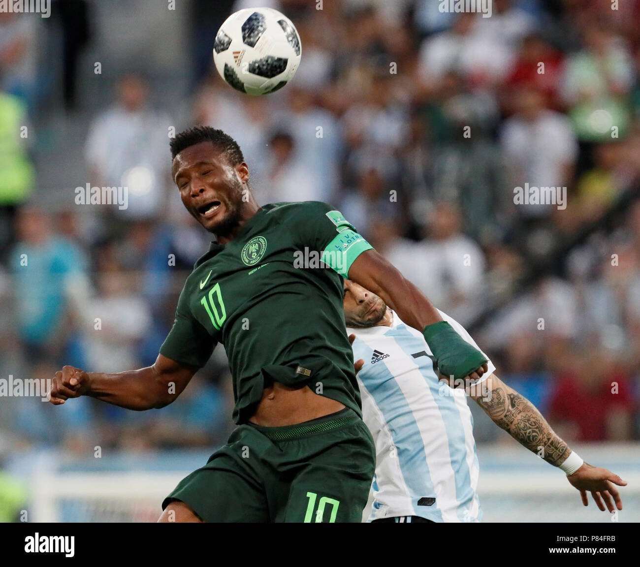 SAINT PETERSBURG, Russia - 26 giugno: John Obi Mikel (L) della Nigeria la squadra nazionale il sistema VIES per una testata con sempre Banega della Squadra Nazionale Argentina Il durante il 2018 della Coppa del Mondo FIFA Gruppo Russia D match tra Nigeria e Argentina a San Pietroburgo Stadium il 26 giugno 2018 a San Pietroburgo, Russia. (MB Media) Foto Stock