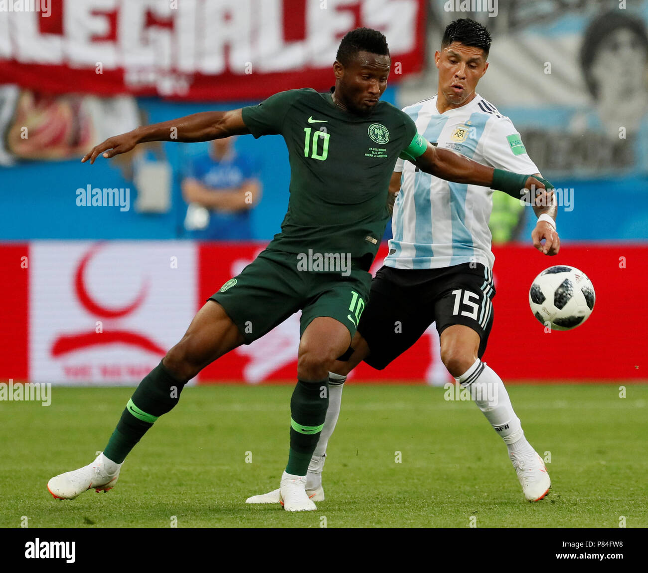SAINT PETERSBURG, Russia - 26 giugno: John Obi Mikel (L) della Nigeria national team e Enzo Perez della Squadra Nazionale Argentina Il vie per la palla durante il 2018 della Coppa del Mondo FIFA Gruppo Russia D match tra Nigeria e Argentina a San Pietroburgo Stadium il 26 giugno 2018 a San Pietroburgo, Russia. (MB Media) Foto Stock