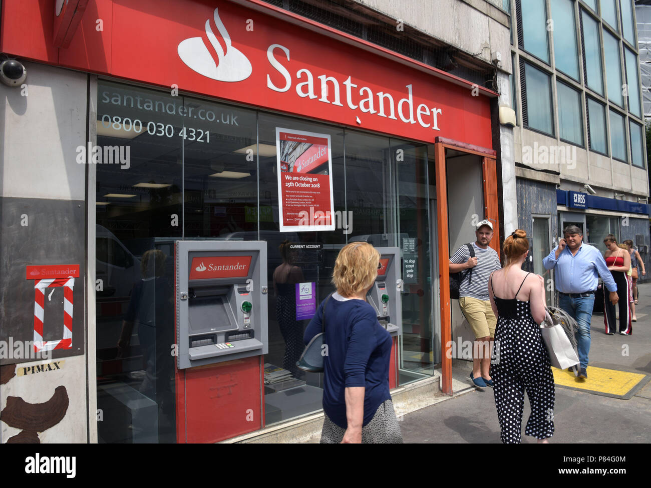 La gente a piedi passato la banca Santander a Notting Hill, Londra, accanto a RBS. Come parte di un programma di chiusure questo ramo si chiude nel mese di ottobre 2018. Foto Stock